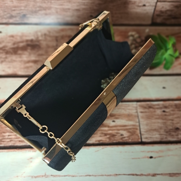 Gorgeous black evening bag with gold details - Picture 12 of 16